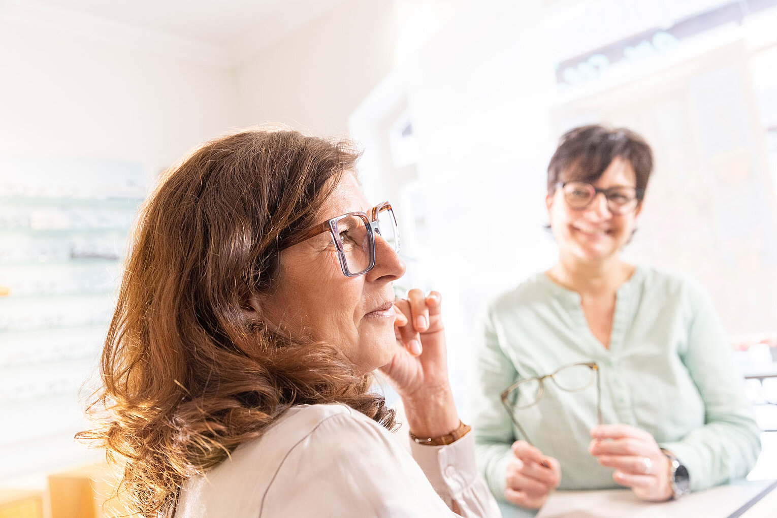 Frau probiert Brille an 